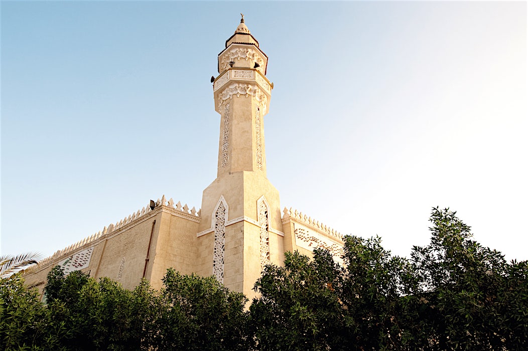 Historiallinen minareetti sekä kirkas taivas
