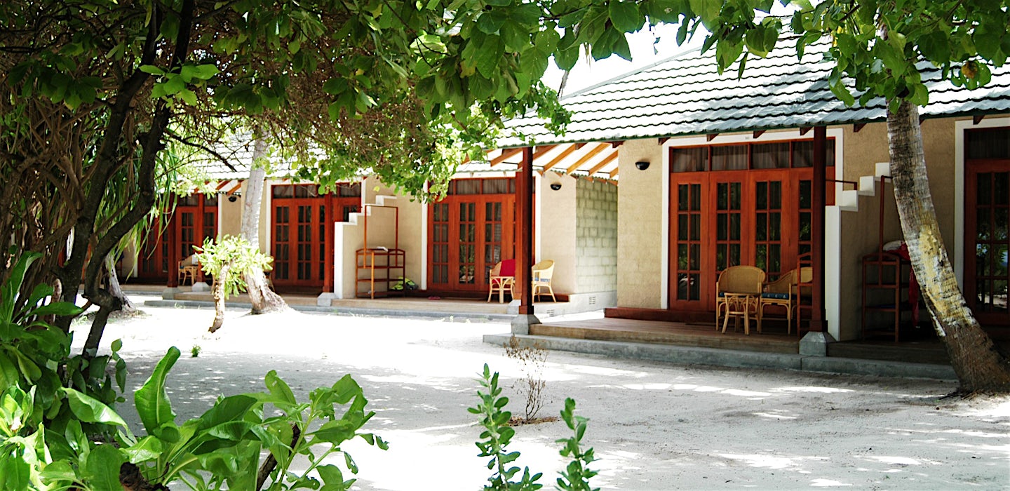 Bungalowien terasseja valkealla hiekalla.