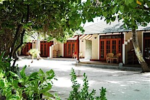 Bungalowien terasseja valkealla hiekalla.
