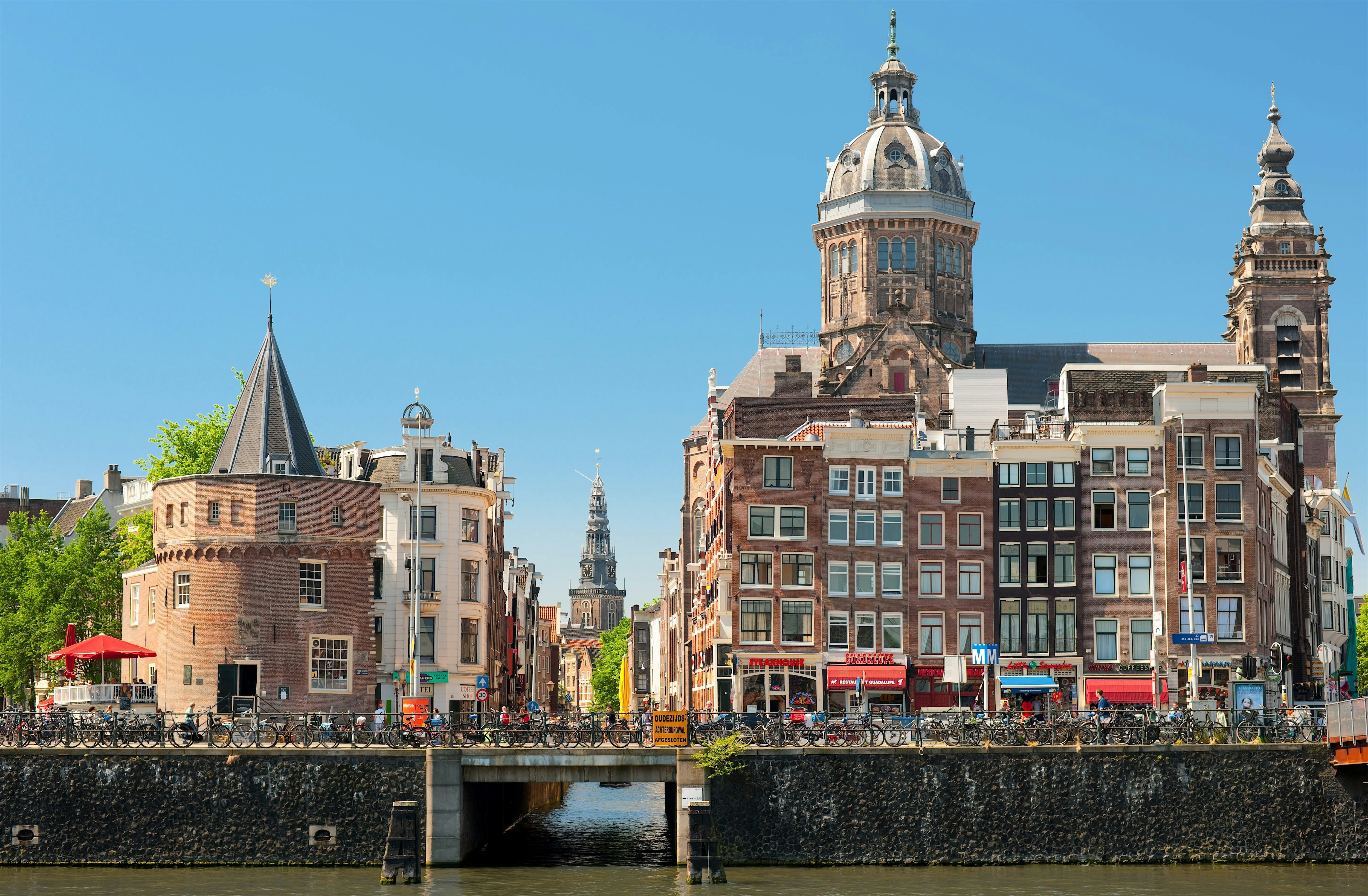 Amsterdamin kaupunkimaisema ja kanaali taustalla