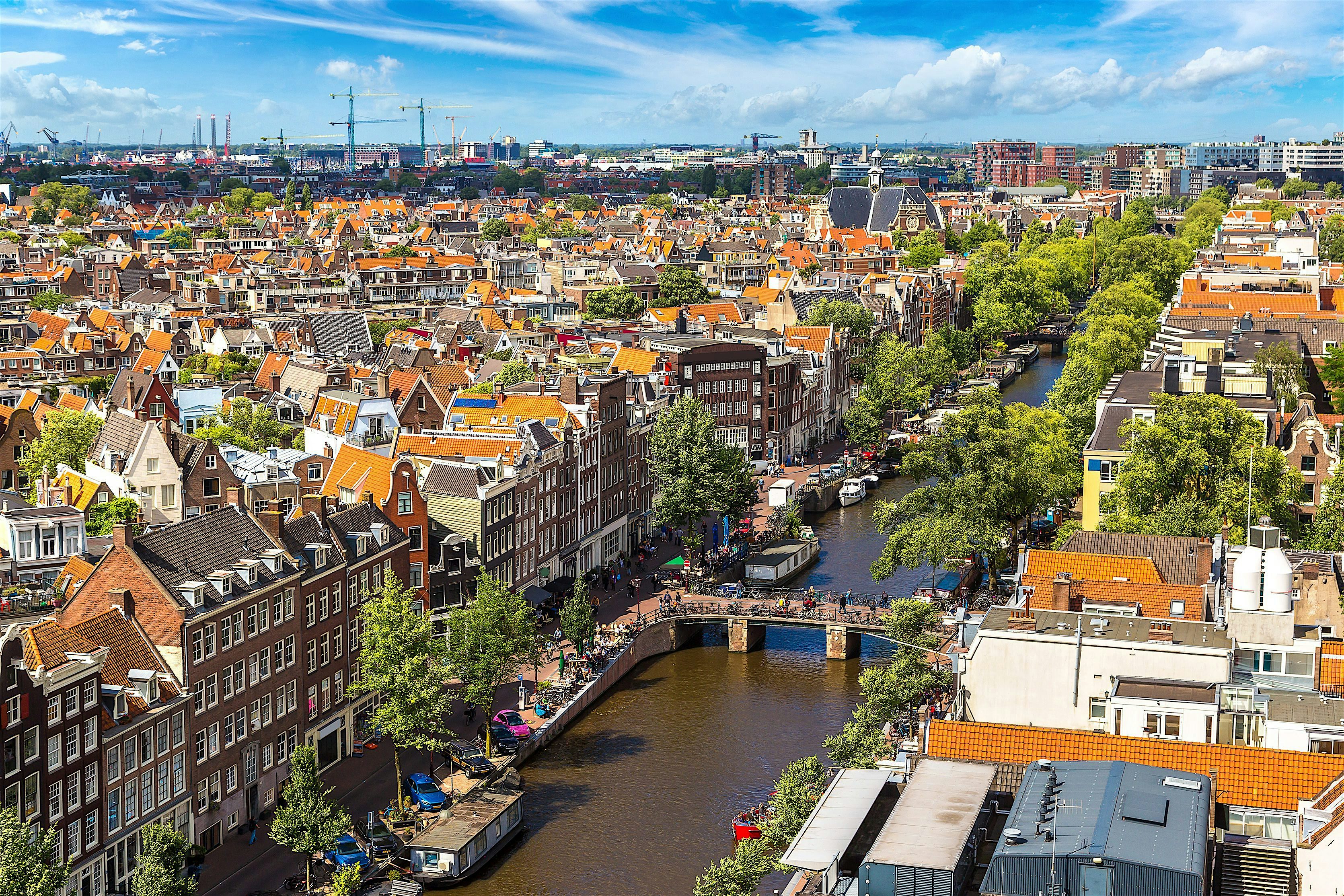Ilmakuva Amsterdamin kanaaleista ja tiiviistä kaupunkirakenteesta