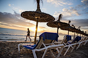 auringonlasku-rannalla-alcudia-mallorca-tui