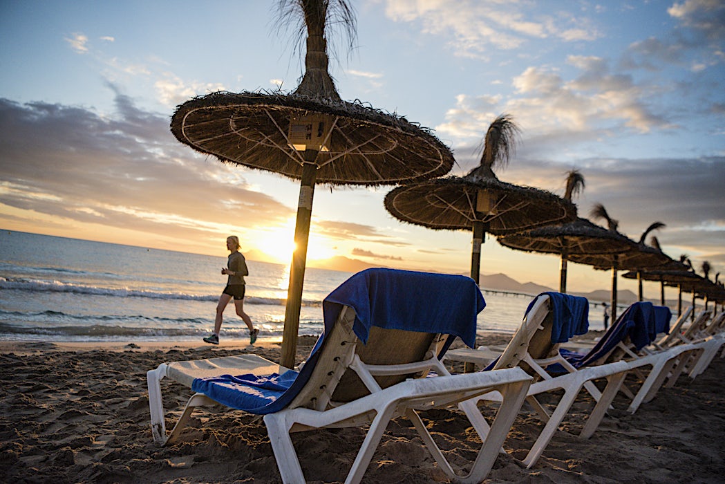 auringonlasku-rannalla-alcudia-mallorca-tui