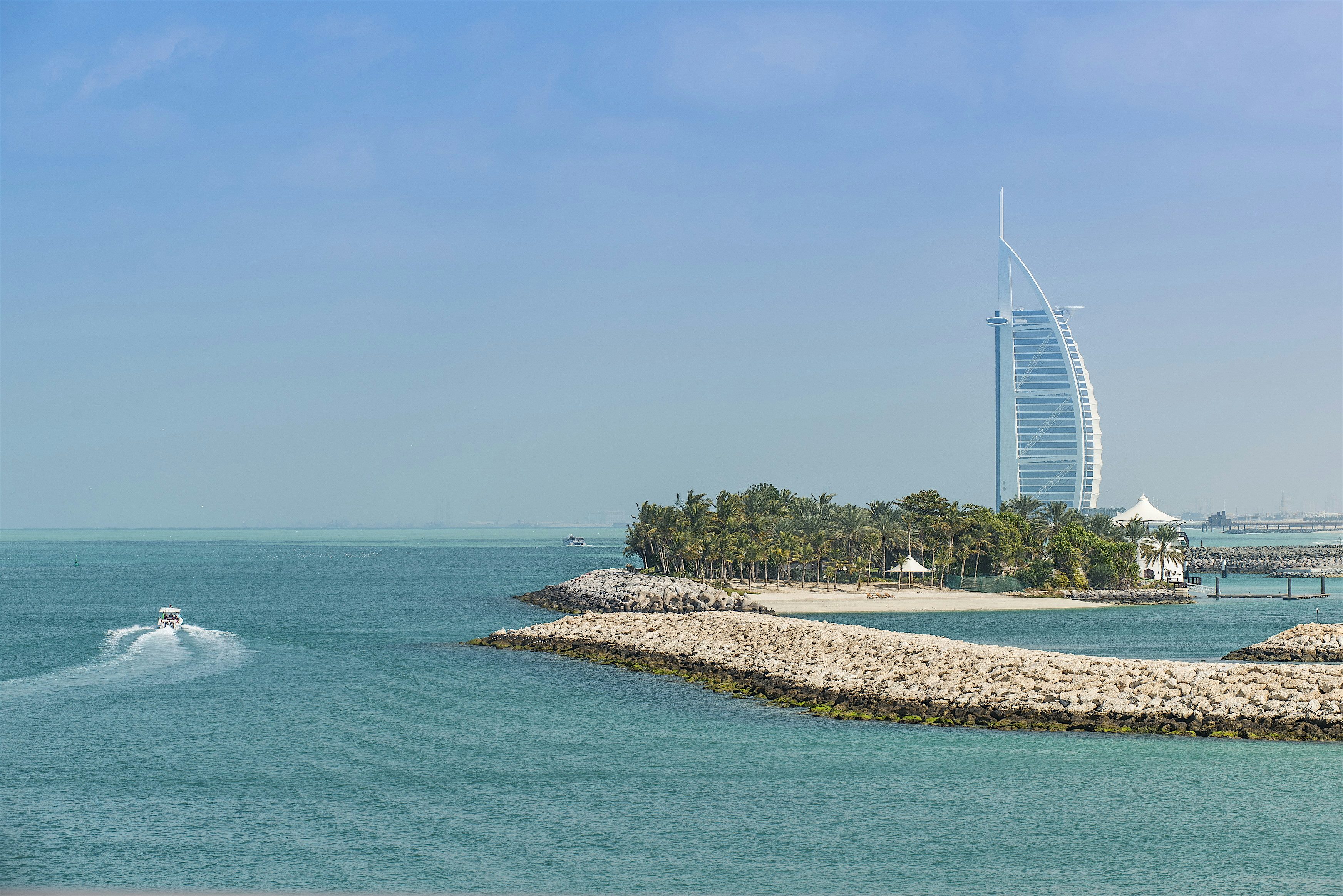 Burj Al Arab -hotelli ja keinotekoinen saari turkoosin meren rannalla.