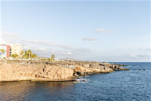 Merinäköala kalliolta, rakennuksia ja rauhallinen horisontti