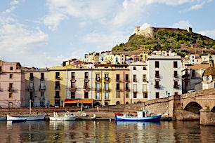 kaupunkinäkymä-bosa-sardinia-tui