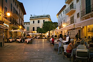 iltaelämää-vanha-alcudia-tui