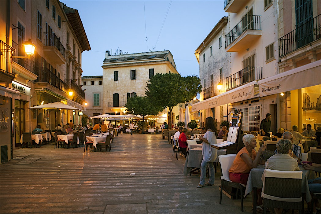 iltaelämää-vanha-alcudia-tui