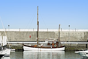 Pieni purjevene satamassa