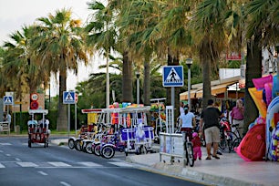 vilkas rantapromenadi, myyntikojuja ja palmuja