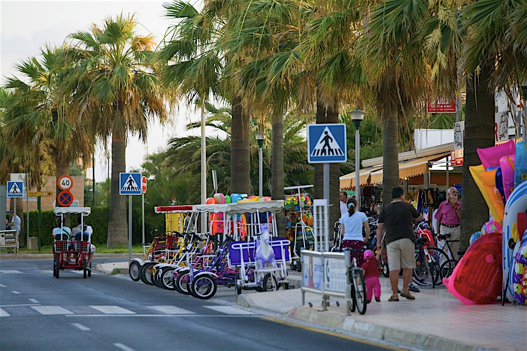 vilkas rantapromenadi, myyntikojuja ja palmuja