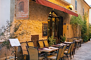 mallorcalainen-ravintola-vanhassa-alcudiassa-tui