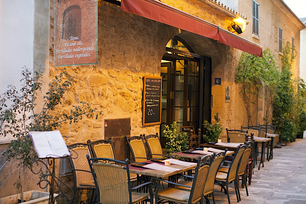 mallorcalainen-ravintola-vanhassa-alcudiassa-tui