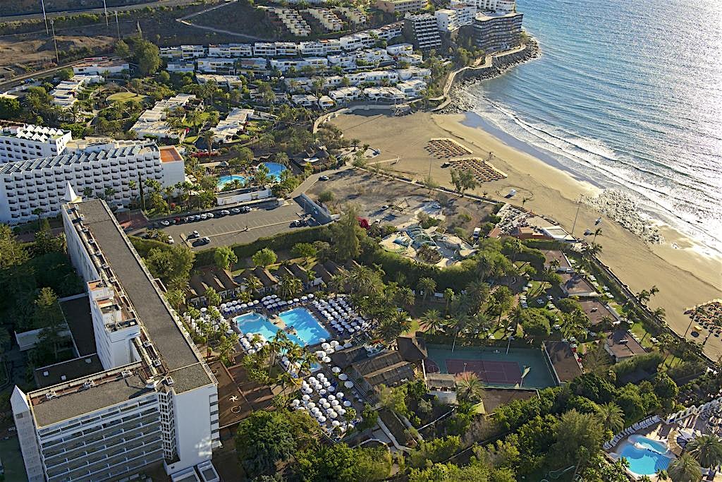 Ilmakuva rantakaupungista, hotelleja ja hiekkaranta
