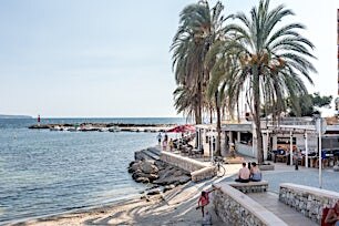 Rantabulevardi palmujen reunustamana