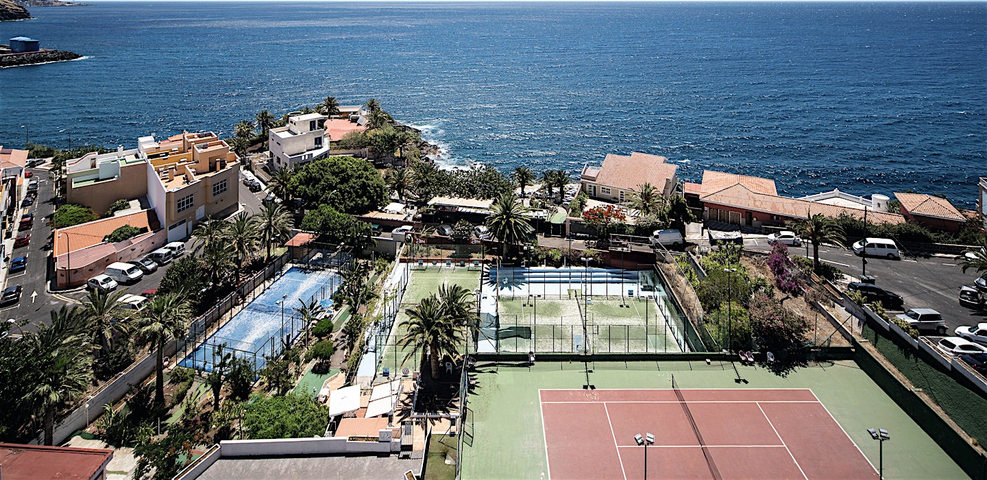 Hotellikokonaisuus merinäköalalla ja tenniskentillä