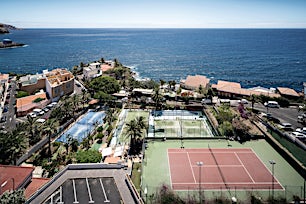 Hotellikokonaisuus merinäköalalla ja tenniskentillä
