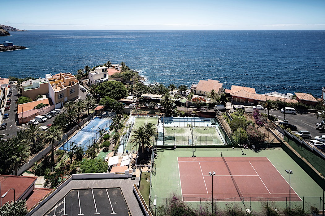 Hotellikokonaisuus merinäköalalla ja tenniskentillä