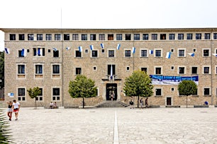 keskusaukio ja historiallinen rakennus kiviseinällä