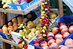 Kaupan hedelmät ja vihannekset myyntikojussa