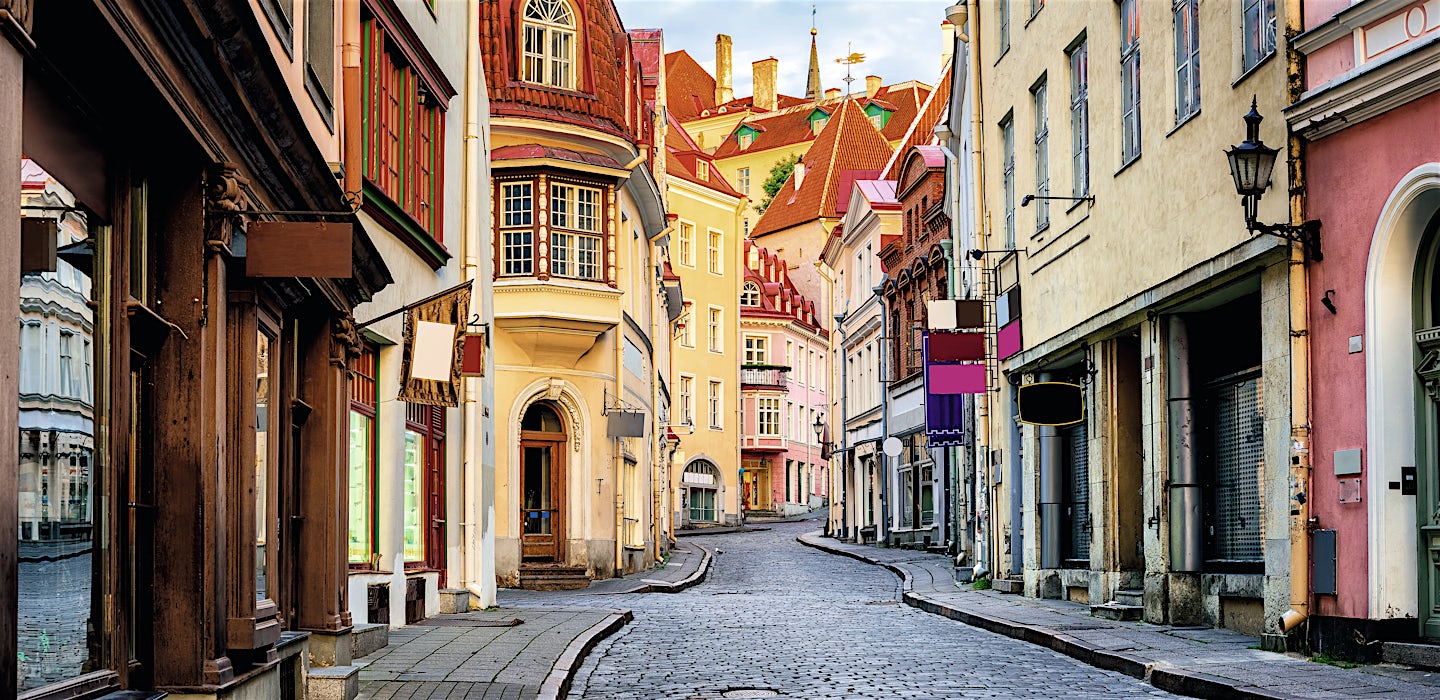 Tallinnan vanhankaupungin katu, jota reunustaa värikkäät rakennukset.