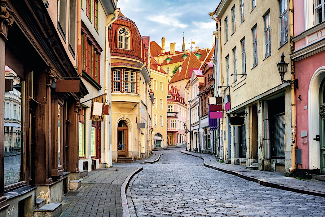 Tallinnan vanhankaupungin katu, jota reunustaa värikkäät rakennukset.