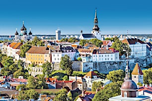 Tallinan vanhakapunki, jossa lukuisia kirkkoja, vanha kaupunginmuuri ja kauniita tiilikattoisia rakennuksia.