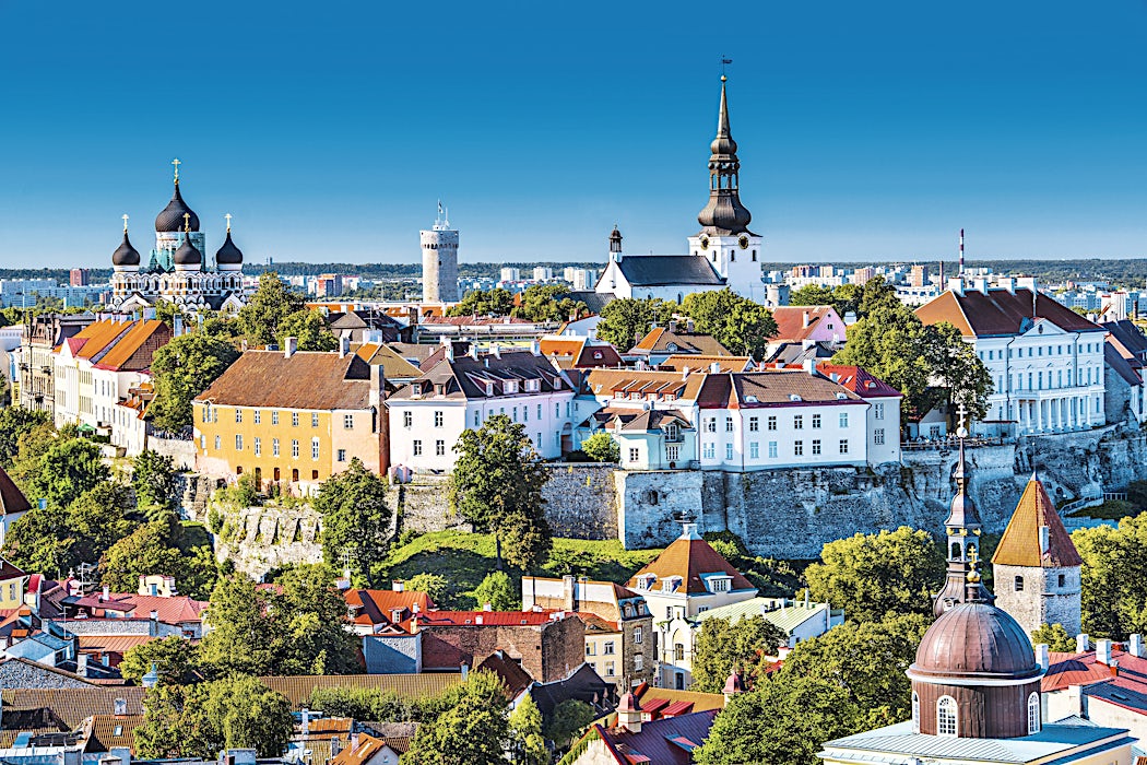 Tallinan vanhakapunki, jossa lukuisia kirkkoja, vanha kaupunginmuuri ja kauniita tiilikattoisia rakennuksia.