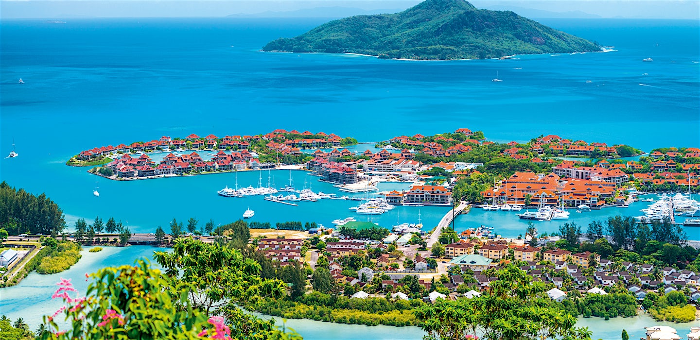 Ilmakuva Seychellien saaristosta ja satama-alueesta