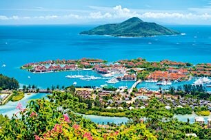 Ilmakuva Seychellien saaristosta ja satama-alueesta