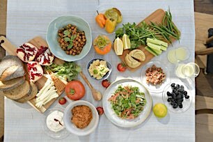 Perinteinen turkkilainen aamiainen eri ruokalajeineen.