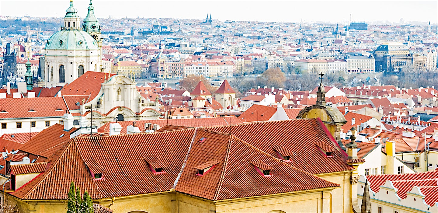 Panoraamanäkymä Prahan punaisista katoista ja kirkontorneista.