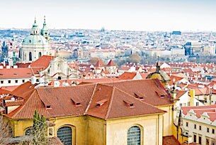 Panoraamanäkymä Prahan punaisista katoista ja kirkontorneista.