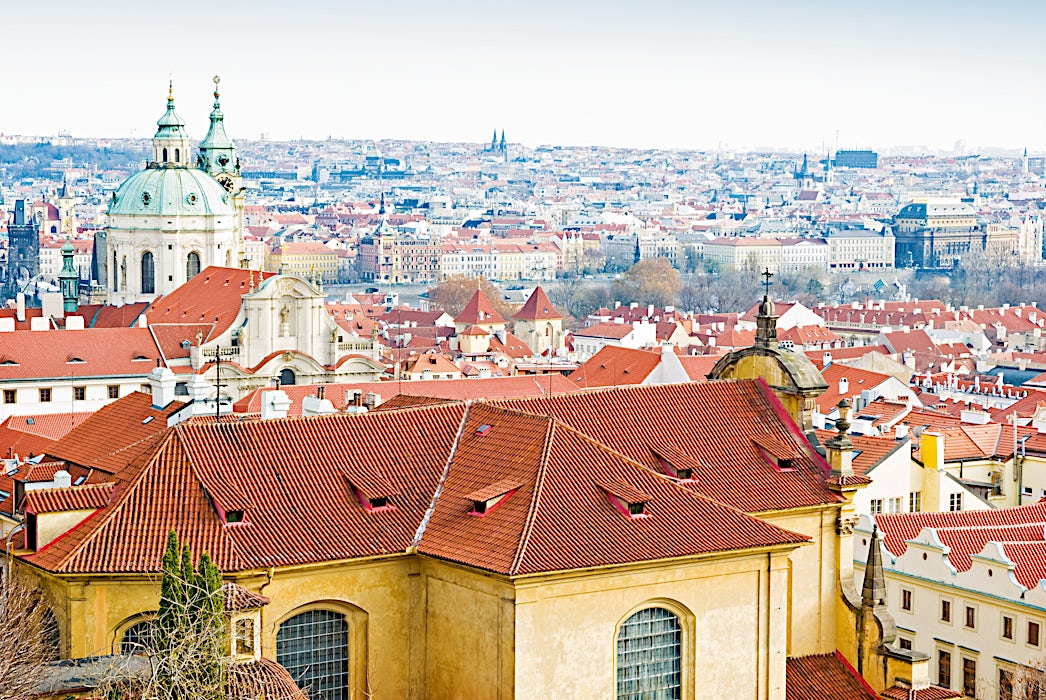Panoraamanäkymä Prahan punaisista katoista ja kirkontorneista.