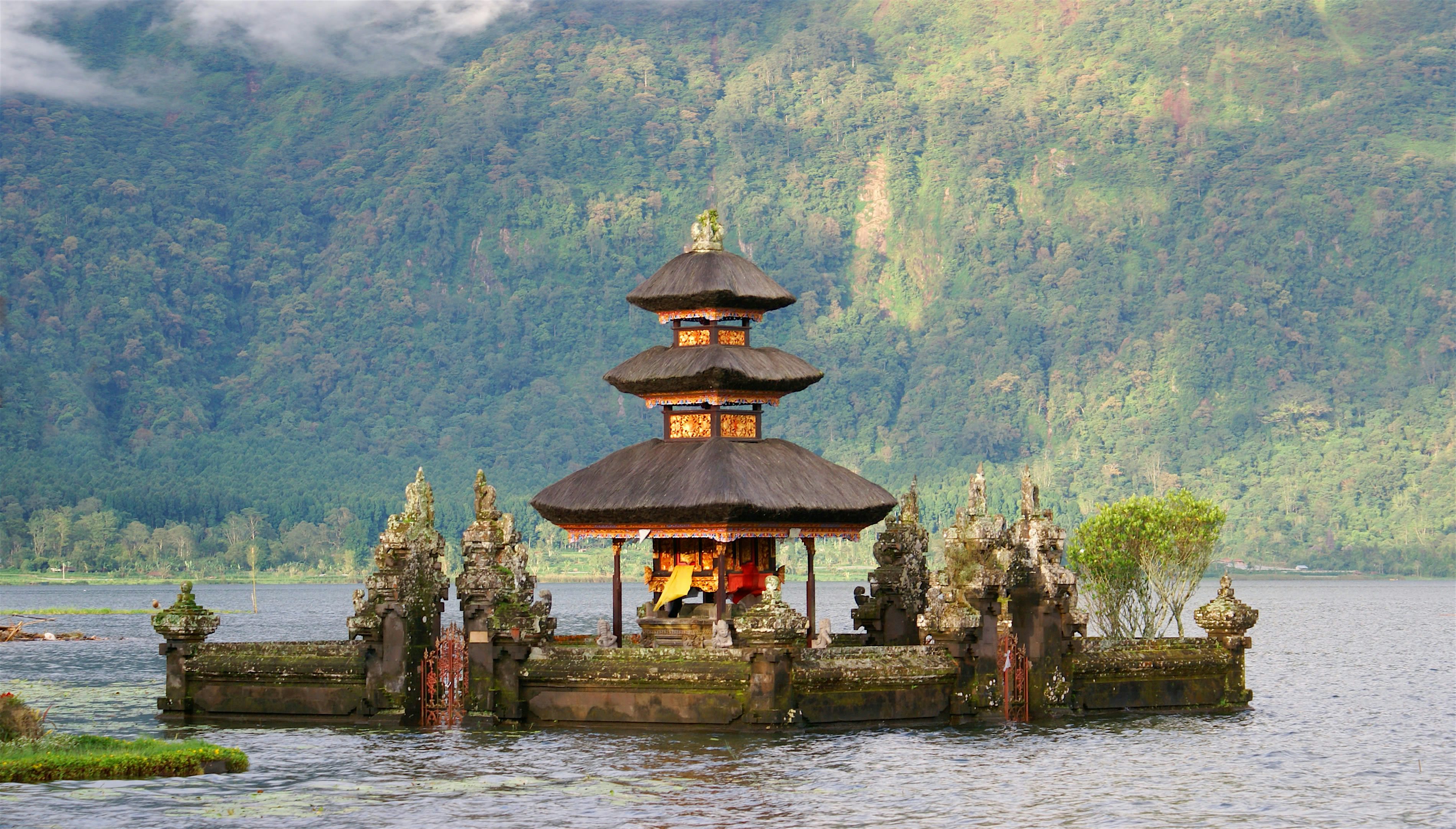 ulun-danu-temppeli-bali-indonesia