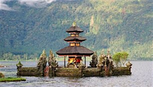 ulun-danu-temppeli-bali-indonesia