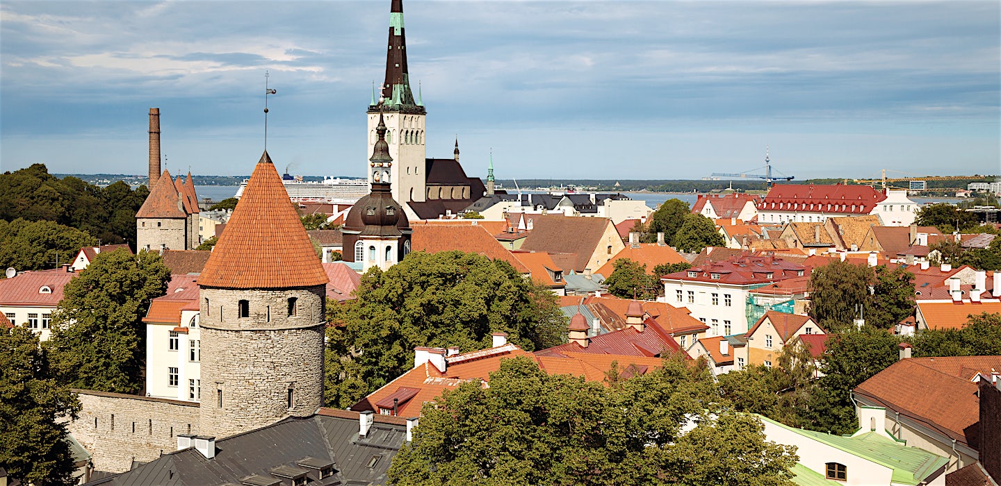 Tallinnan vanhan kaupungin kattoja ja kirkko.