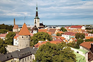 Tallinnan vanhan kaupungin kattoja ja kirkko.