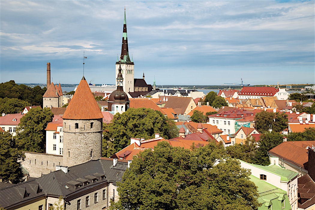 Tallinnan vanhan kaupungin kattoja ja kirkko.
