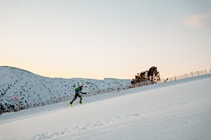 Laskettelija nousemassa rinnettä pitkin