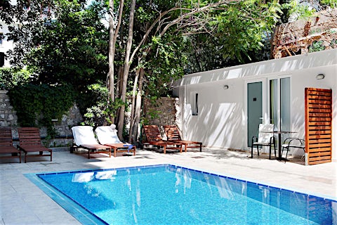 Mimosa Studios & Apartments