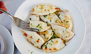 Ruoka-annos lautasella.