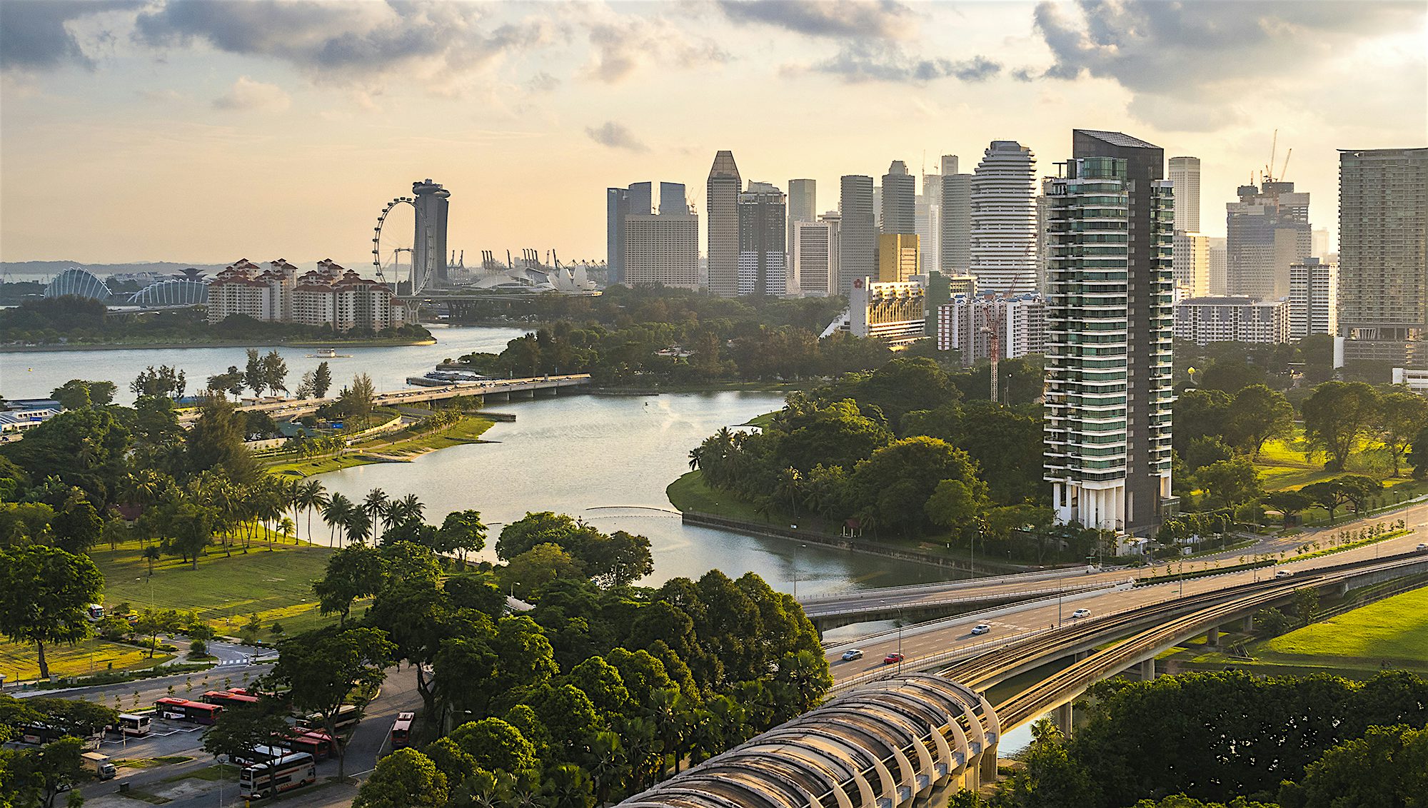 Ilmakuva Singaporen vehreästä keskustasta ja pilvenpiirtäjistä