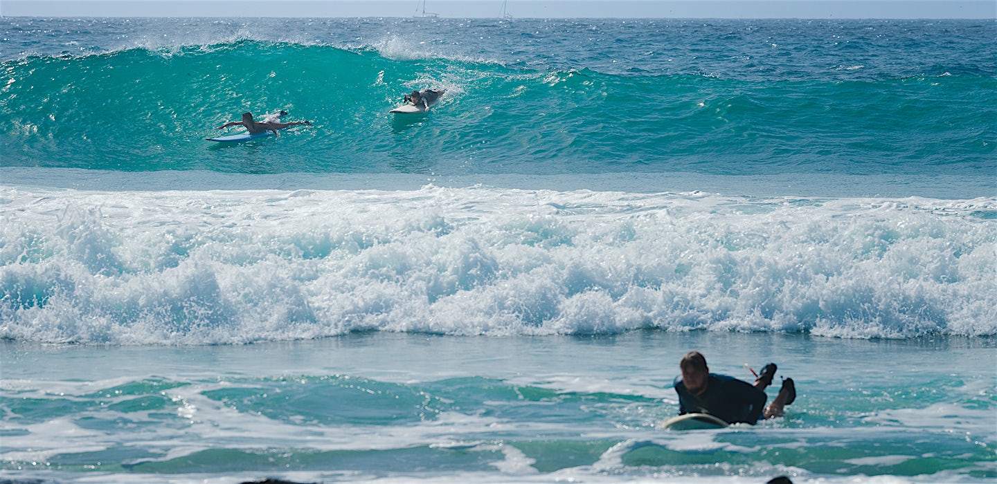kaksi surffaajaa suurissa aalloissa