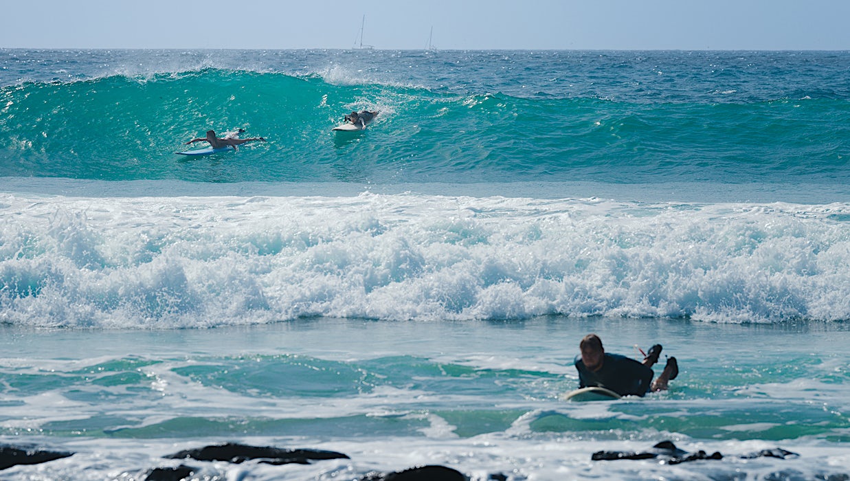 kaksi surffaajaa suurissa aalloissa