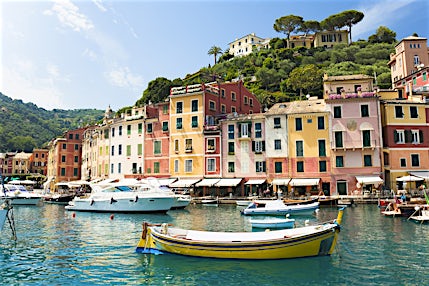 Värikkäiden talojen ja vehreiden kukkuloiden reunustama venesatama Portofinossa, Liguriassa.